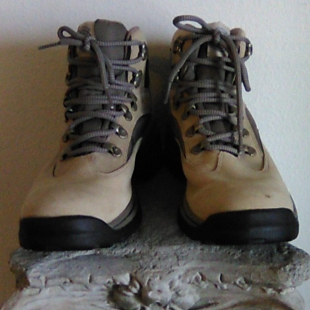 Women's hiking boots